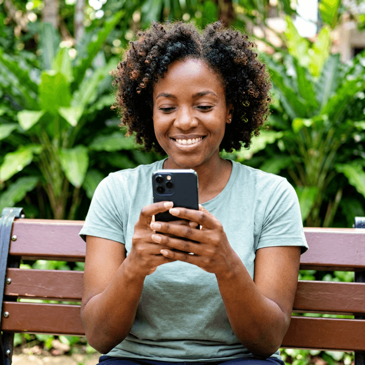 Mão a usar um telemóvel para transferir dinheiro numa aplicação de pagamento móvel