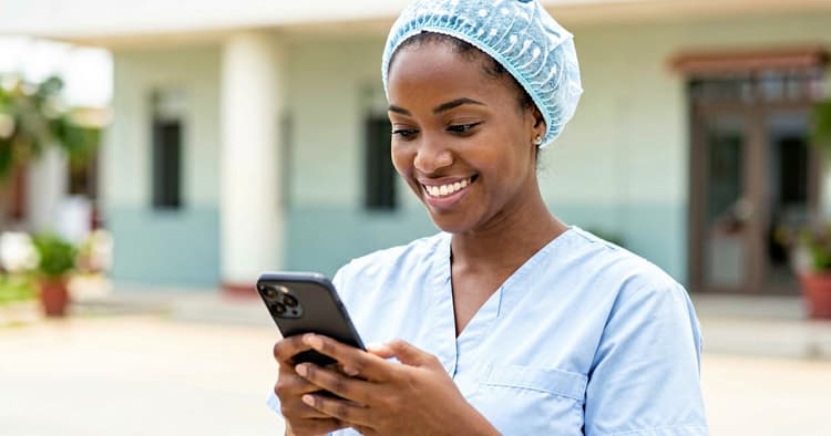 Jovem médica a receber notificação de vaga no telemóvel
