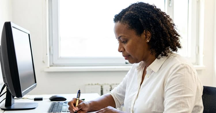 Candidato a escrever o CV em inglês para uma organização internacional num escritório simples em Moçambique