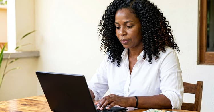 Candidata a preparar a sua carta de apresentação para responder a uma vaga em Moçambique