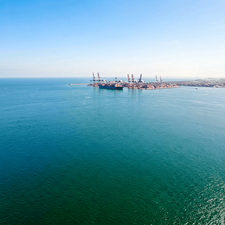 Zona industrial do porto de Nacala com armazéns e camiões de carga no corredor