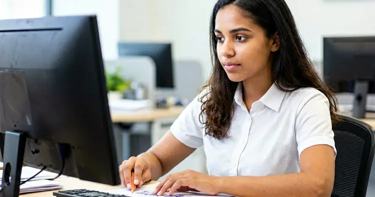 Jovem a escolher o modelo de CV no computador