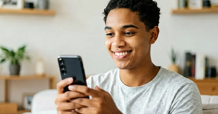 Jovem a receber notificação de vaga no telemóvel