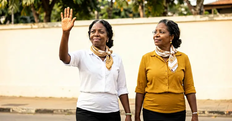 Mulheres a caminhar em avenida de Maputo rumo ao tribunal de trabalho em Moçambique