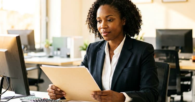 Accounting technician comparing gross and net salary