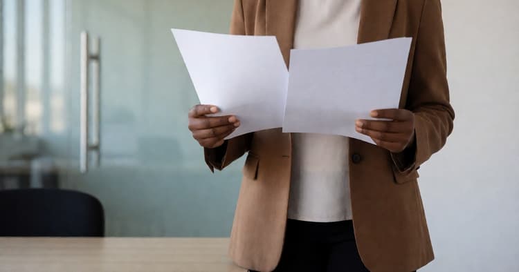 Candidata a rever as folhas do CV antes de enviar, num escritório